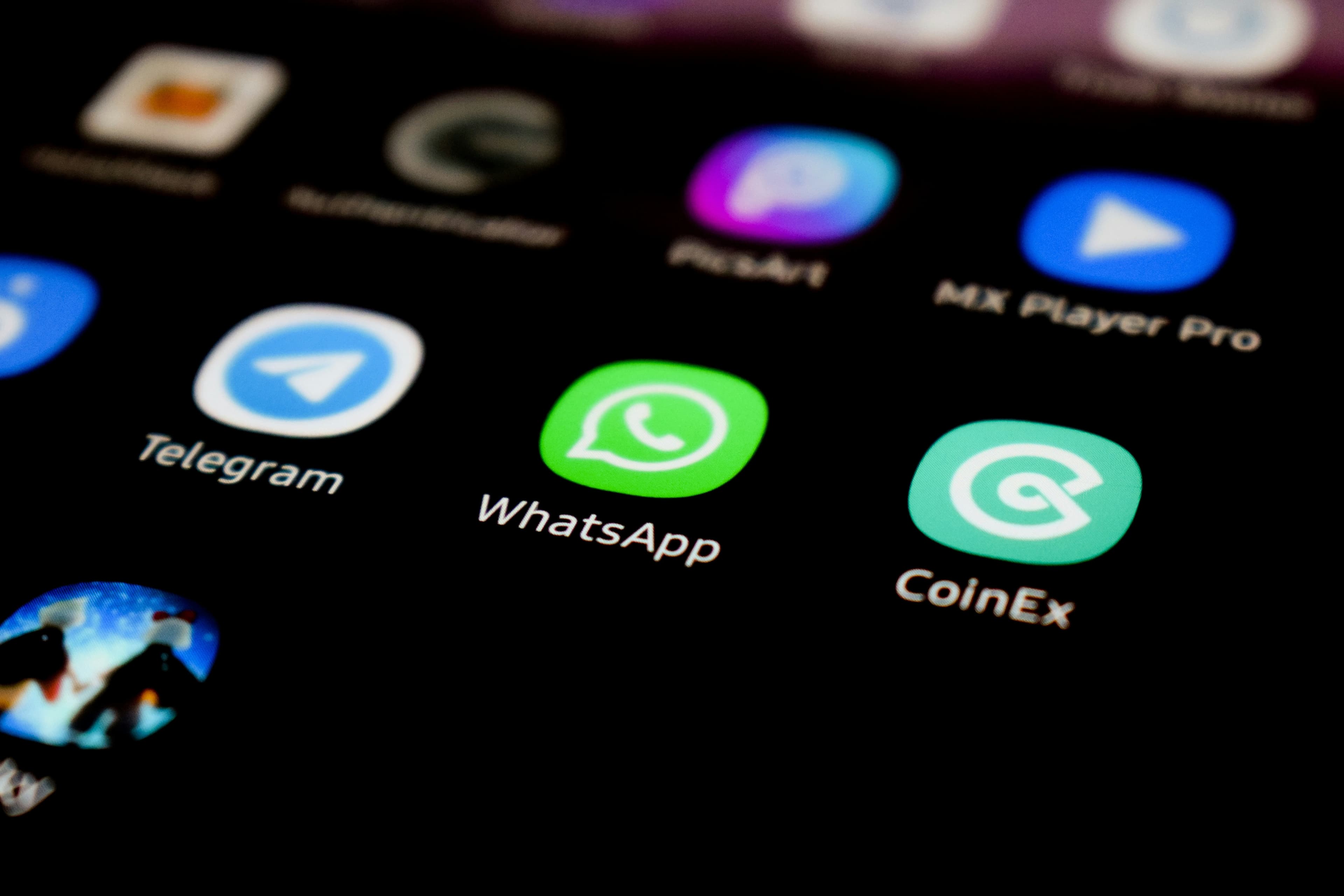 Primer plano de un teléfono móvil con WhatsApp abierto en la pantalla