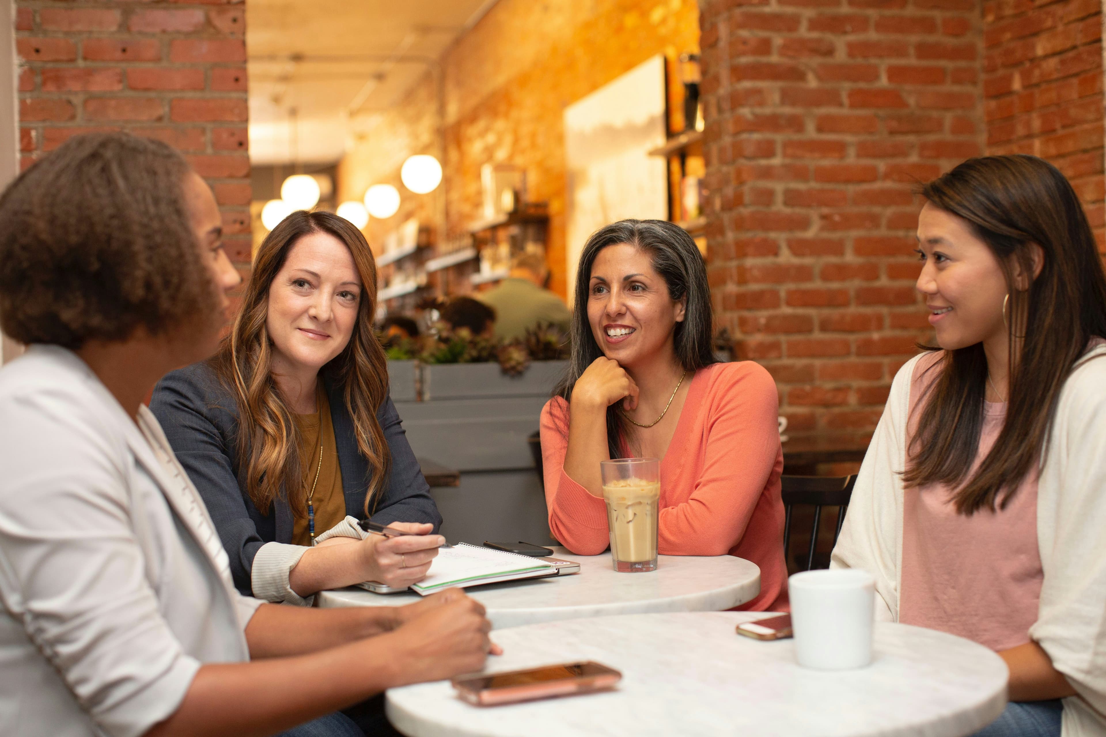 Cuatro personas charlando de forma distendida alrededor de una mesa de café