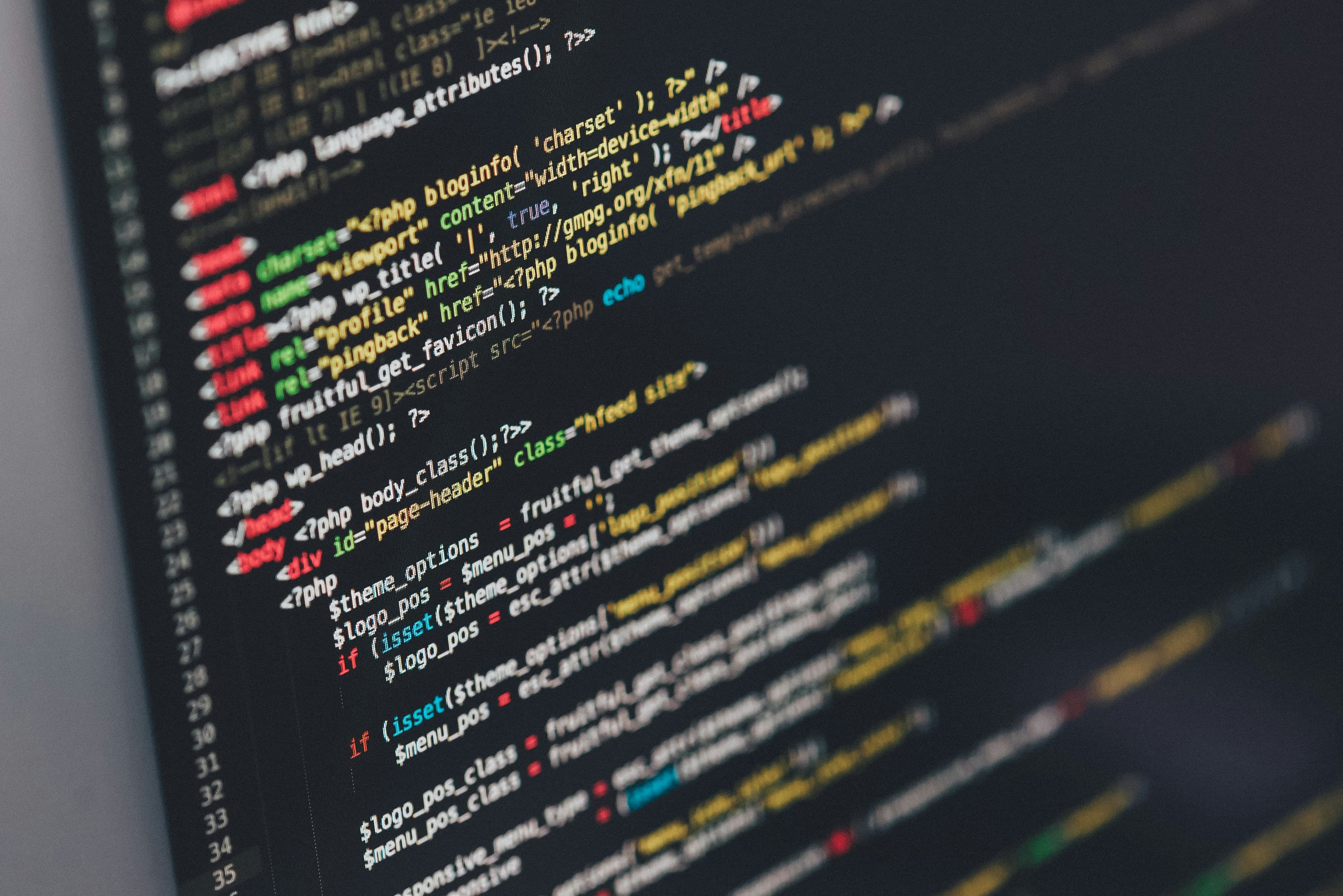 Monitor mostrando líneas de código de un stack de software open source